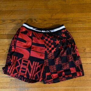 Nike SportsWear NSW Printed Scorpion Shorts Black Red AR1640-657 Men’s Size XL